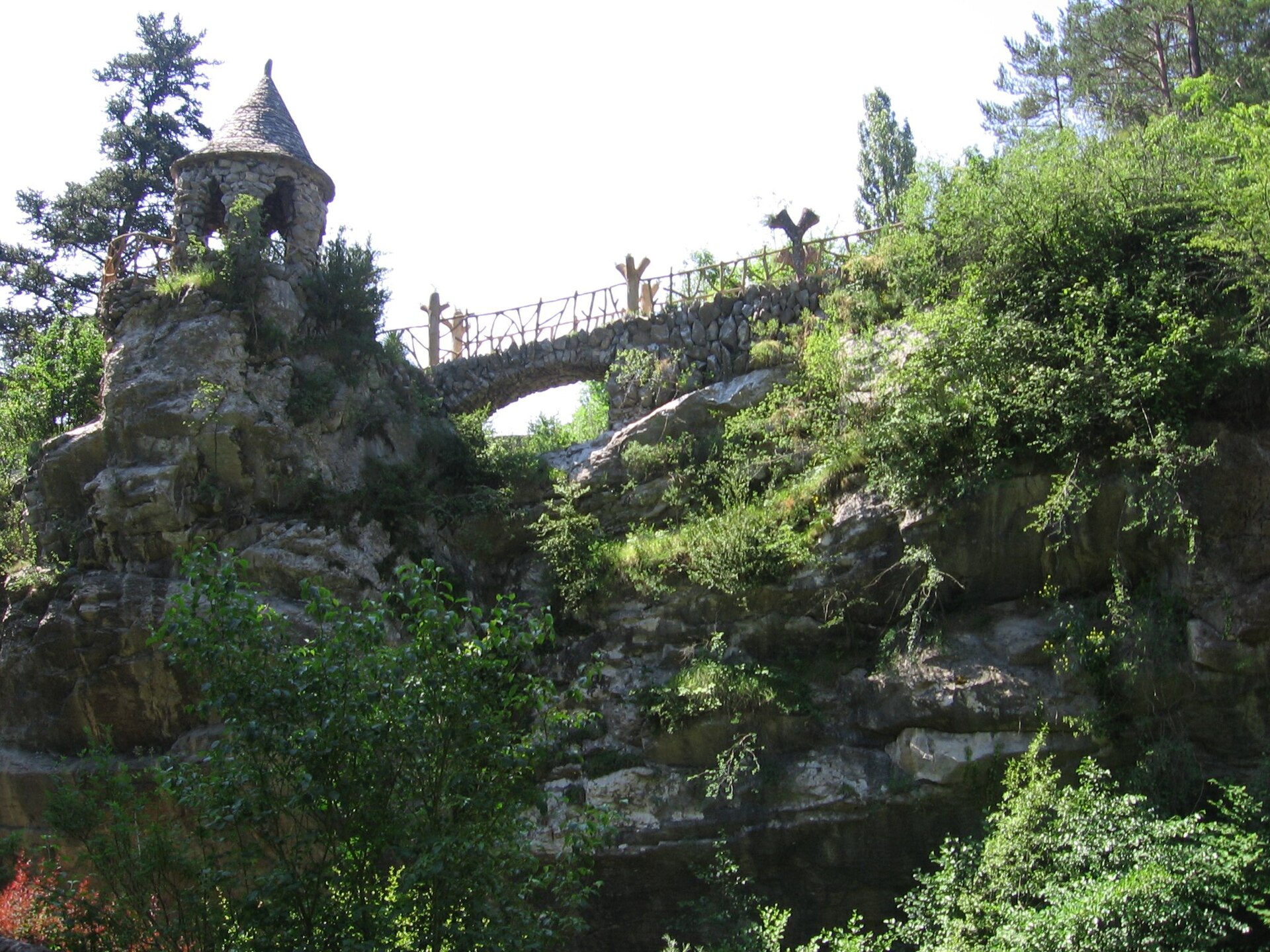 Puente de piedra en los Jardins Artigas