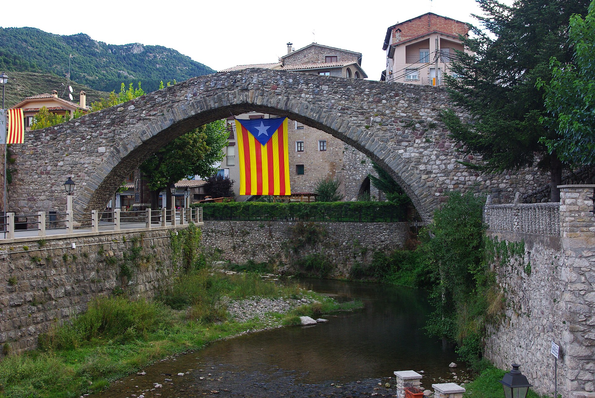 Pont Vell de La Pobla de Lillet sobre el río