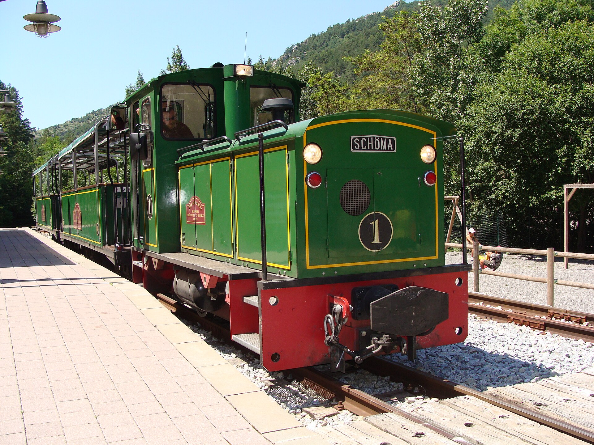 Locomotora verde del Tren del Ciment en una estación del Berguedà